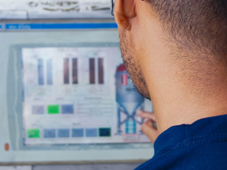 Técnico operando la pantalla de control de una máquina industrial