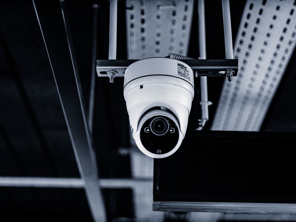Cámara de seguridad tipo domo instalada en el techo