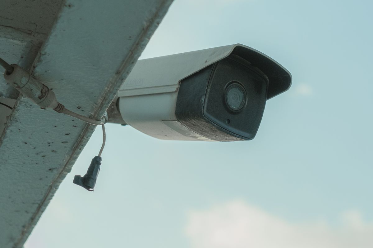 Cámara de seguridad instalada bajo el alero de un edificio