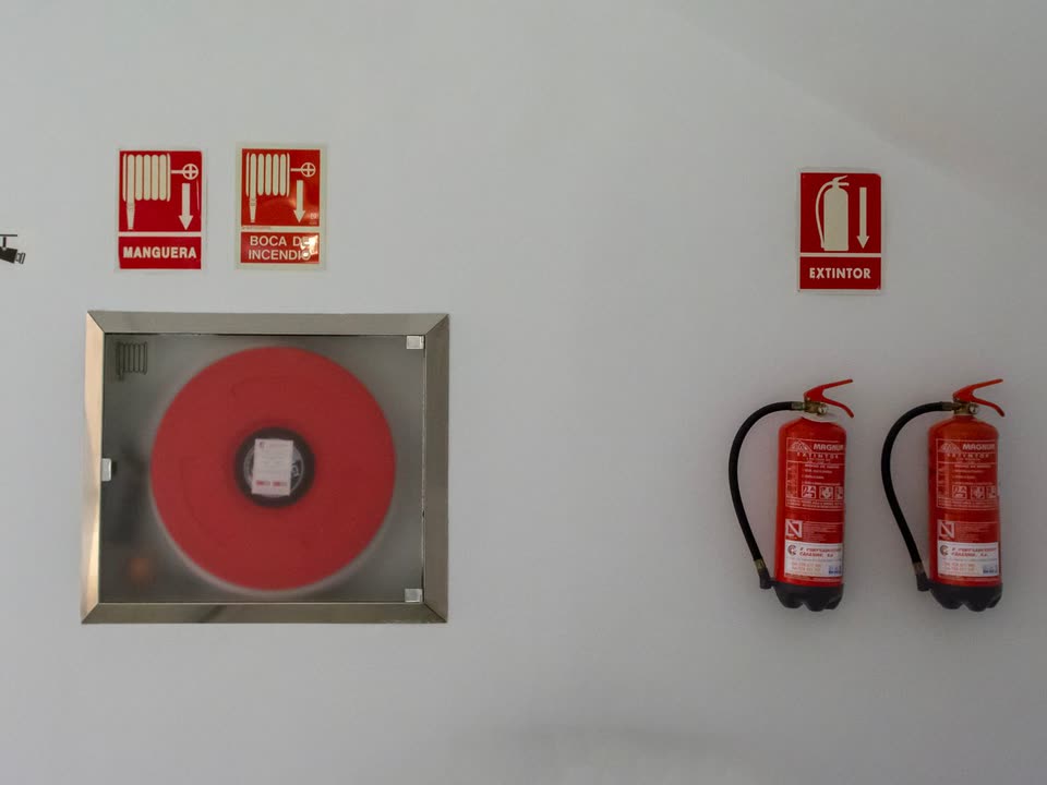 Gabinete de manguera contra incendio y extintores con su señalización