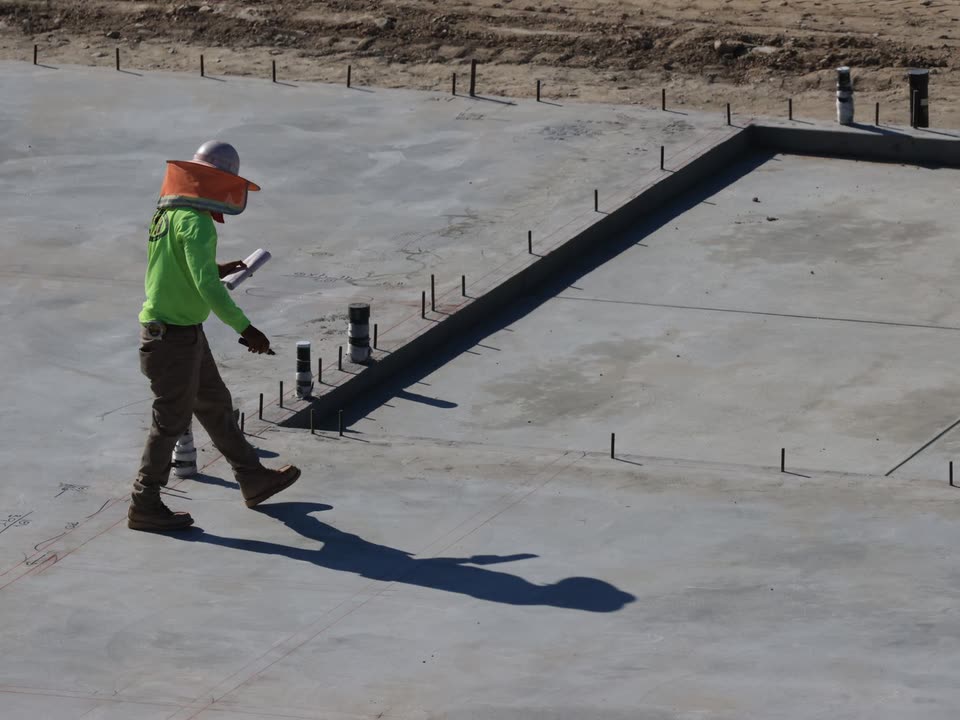 Revisión de una losa de concreto en una obra