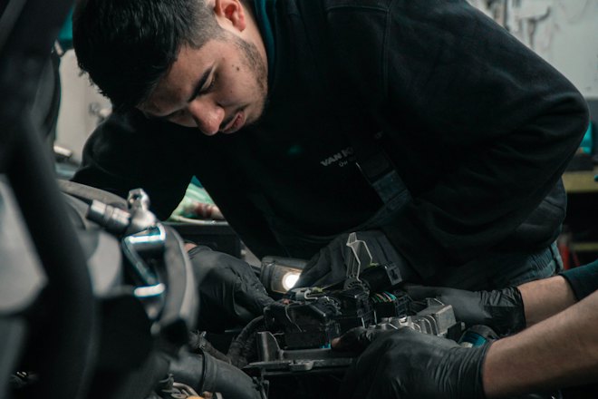 Mecánico trabajando en el motor de un auto