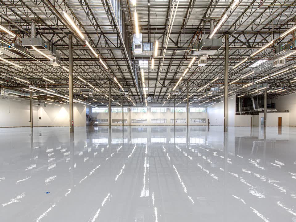 Nave industrial con piso epóxico de acabado brillante