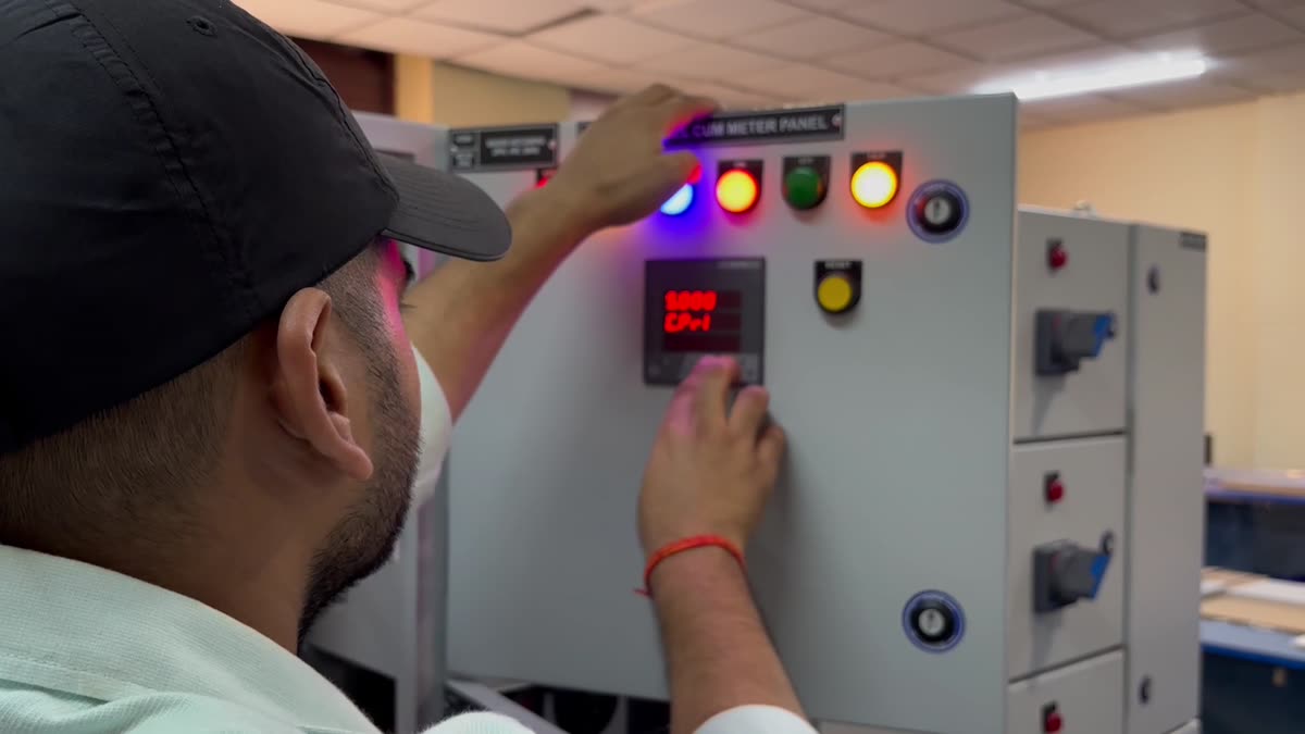 Técnico ajustando el medidor de un tablero eléctrico industrial